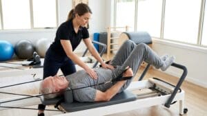 ¿Qué es el pilates terapéutico y cómo puede ayudar a mejorar la salud?