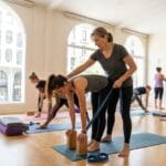 ¿Qué es el yoga Iyengar en Barcelona y cómo ayuda a la salud?