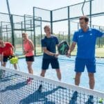 ¿Qué son las clases de pádel y cómo pueden mejorar el juego?