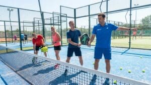 ¿Qué son las clases de pádel y cómo pueden mejorar el juego?