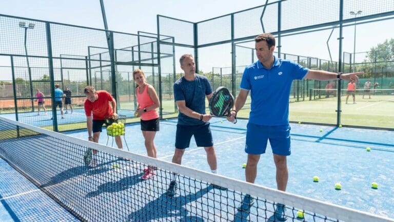 ¿Qué son las clases de pádel y cómo pueden mejorar el juego?