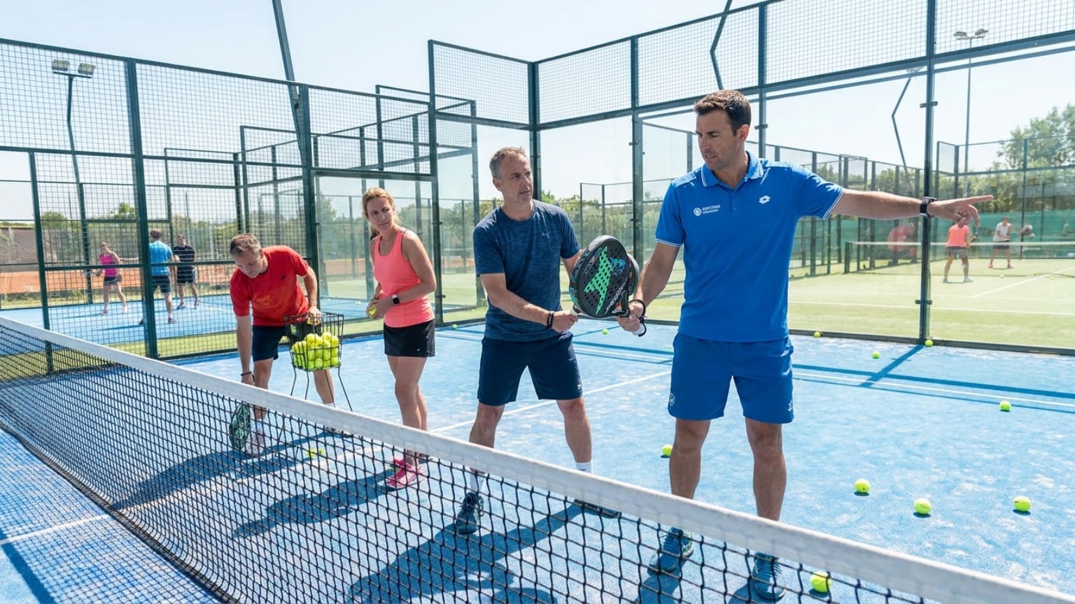 ¿Qué son las clases de pádel y cómo pueden mejorar el juego?