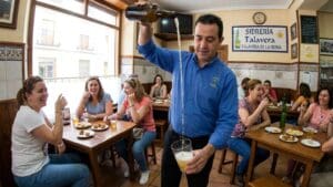¿Qué es la sidra asturiana y cómo se disfruta en Talavera?