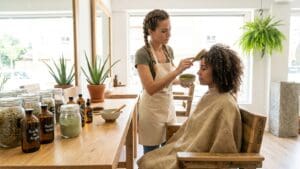 ¿Qué es la peluqueria natural y cómo beneficia al cabello?
