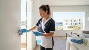 ¿Qué implica la limpieza de apartamentos turísticos en Menorca?
