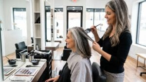 ¿Qué es el grey blending y por qué buscar un salón especializado?