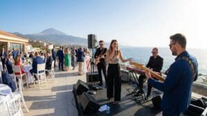 ¿Qué buscar en un cantante profesional para un evento en Tenerife?