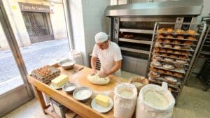 ¿Qué es la bollería diaria en Valencia y cómo se elabora?