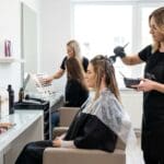 ¿Qué es la coloración capilar profesional y cómo funciona?