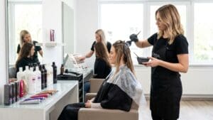 ¿Qué es la coloración capilar profesional y cómo funciona?