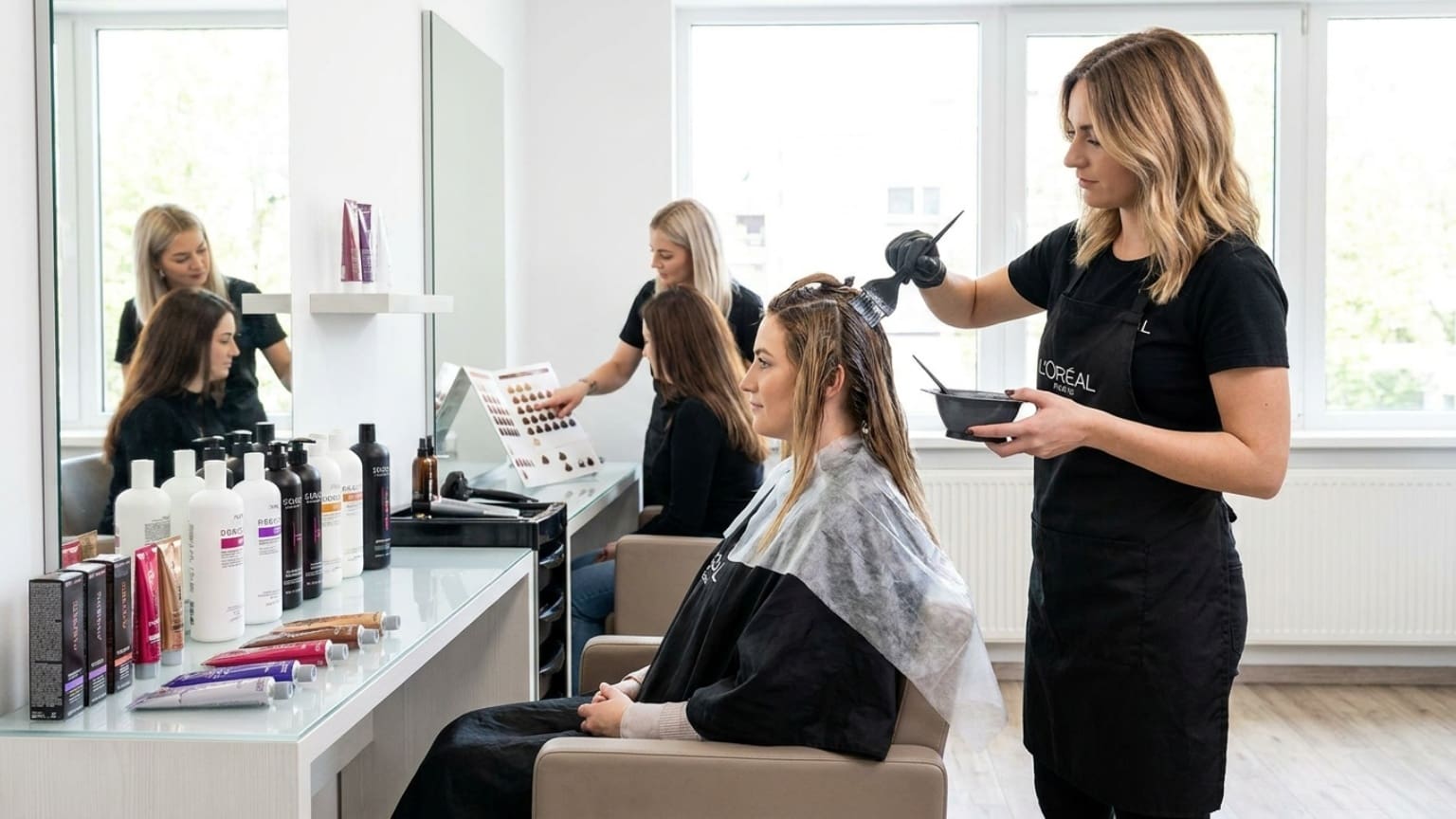 ¿Qué es la coloración capilar profesional y cómo funciona?