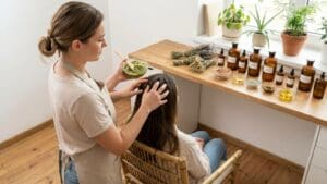 ¿Qué es la peluqueria natural y por qué es una opción para el cuidado del cabello?