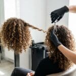 ¿Cómo el corte de pelo rizado transforma su forma natural?