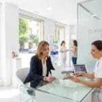 ¿Qué considerar al buscar una clínica de belleza en Sevilla?