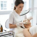 ¿Qué es el cuidado facial profesional y para qué sirve?