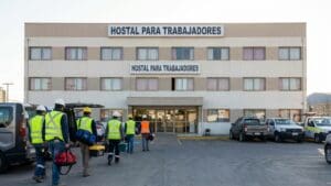 ¿Qué es un hostal para trabajadores y qué ofrece para su estancia?