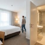 ¿Qué significa tener habitaciones con baño en un alojamiento?