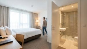 ¿Qué significa tener habitaciones con baño en un alojamiento?