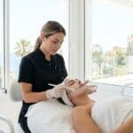 ¿Qué son los tratamientos faciales y cómo ayudan a la piel en Marbella?