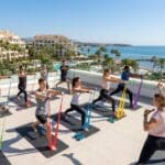 ¿Qué es el yoga fitness en Marbella y por qué atrae a tantos?