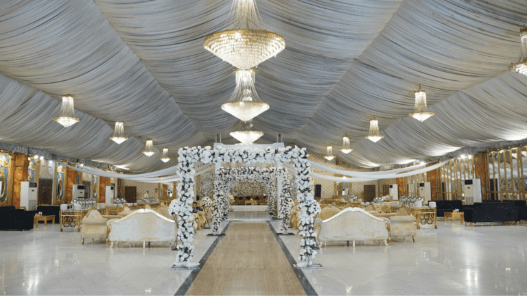 Alquiler de espacios para eventos con decoración elegante y ambiente profesional.