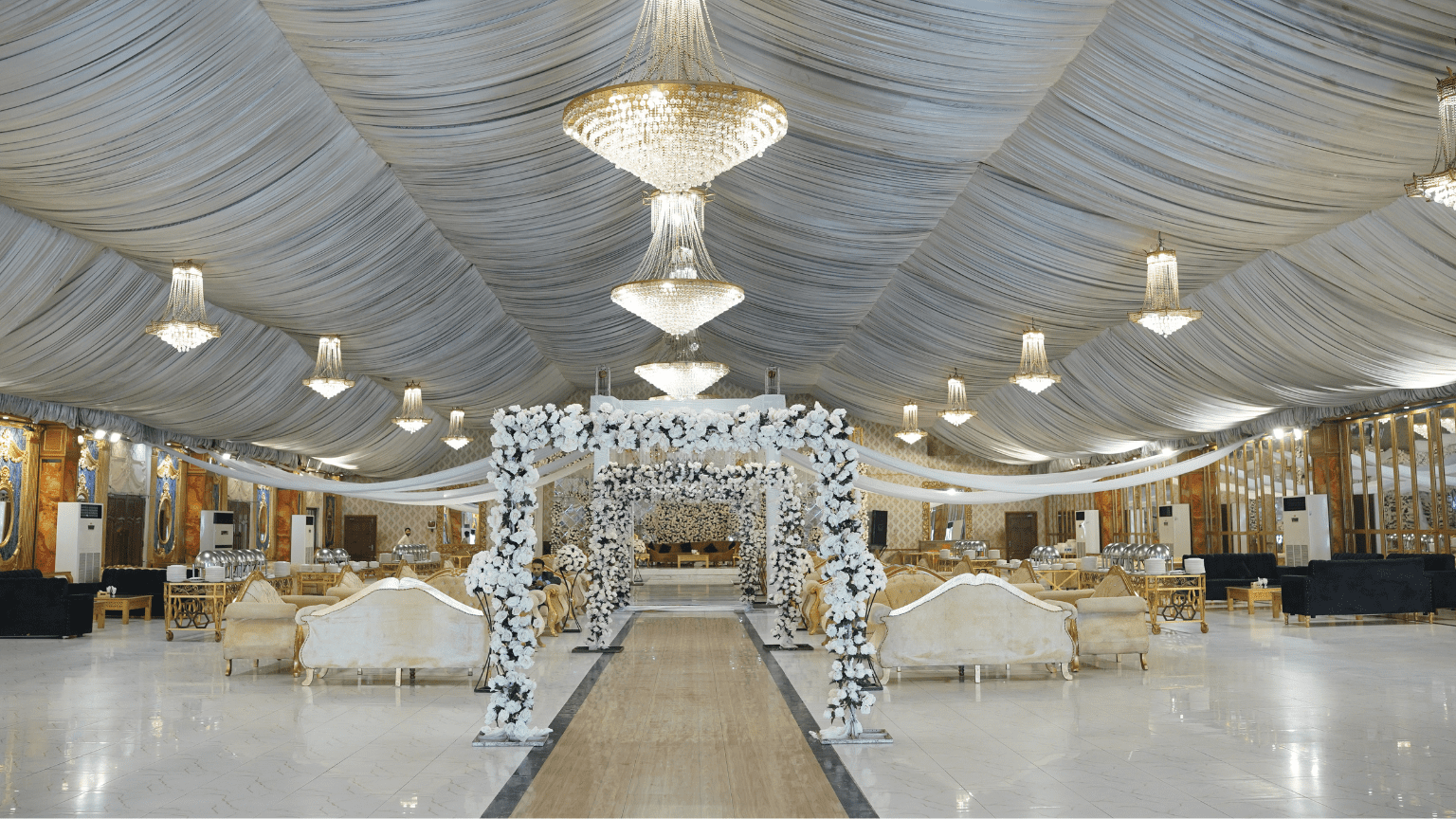 Alquiler de espacios para eventos con decoración elegante y ambiente profesional.