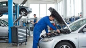 Qué implica la reparación de automóviles