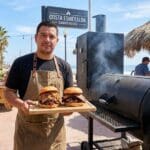 ¿Qué son los sándwiches ahumados en Costa Esmeralda y por qué son tan populares?