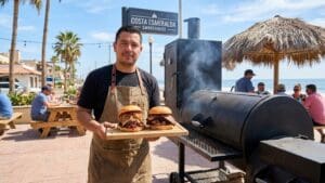 ¿Qué son los sándwiches ahumados en Costa Esmeralda y por qué son tan populares?