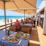 ¿Qué considerar al buscar un restaurante de playa en Corralejo?