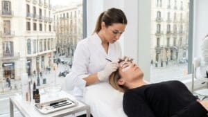 ¿Qué es el laminado de cejas en Barcelona y para qué sirve este proceso?