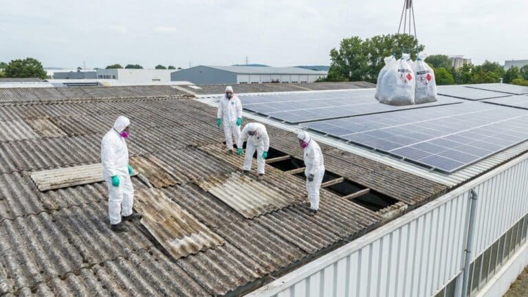 ¿Qué implica la retirada de amianto para instalar placas solares?