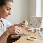 ¿Qué es la joyería artesanal hipoalergénica y cómo beneficia a la piel sensible?