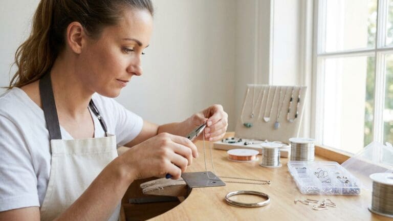 ¿Qué es la joyería artesanal hipoalergénica y cómo beneficia a la piel sensible?