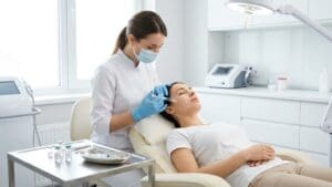 ¿Qué es la mesoterapia facial y cómo puede mejorar la piel?