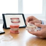 ¿Qué es invisalign y cómo funciona la ortodoncia con alineadores transparentes?