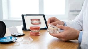 ¿Qué es invisalign y cómo funciona la ortodoncia con alineadores transparentes?
