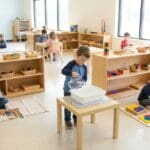 ¿Qué es la escuela infantil Montessori y cómo beneficia al desarrollo infantil?