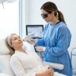 ¿Qué es el rejuvenecimiento facial y cómo mejora la piel?