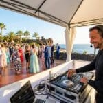 ¿Por qué es crucial contratar un DJ con experiencia local para bodas en las Islas Canarias?