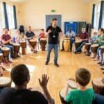 ¿Qué son los talleres de percusión y cómo benefician a las personas?