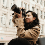 Fotógrafo profesional capturando momentos espontáneos durante una sesión fotográfica.