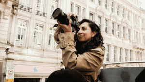 Fotógrafo profesional capturando momentos espontáneos durante una sesión fotográfica.