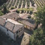 Vivienda tradicional reformada mediante una rehabilitación casa rural en entorno natural.