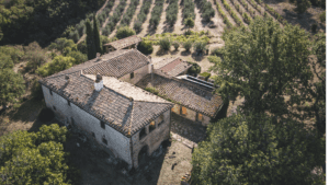 Vivienda tradicional reformada mediante una rehabilitación casa rural en entorno natural.